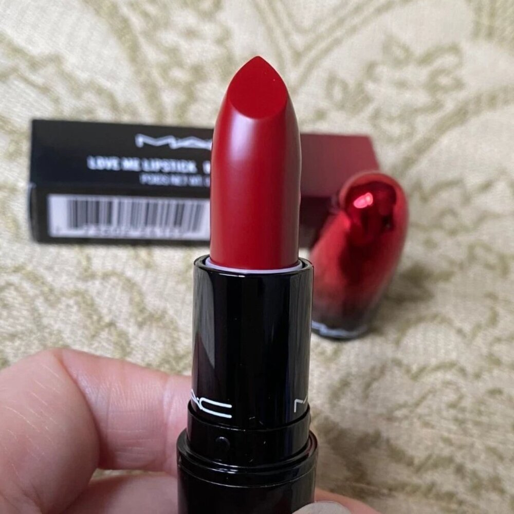 New In Box MAC love me lipstick in shade 423 E For EFFORTLESS Full Size